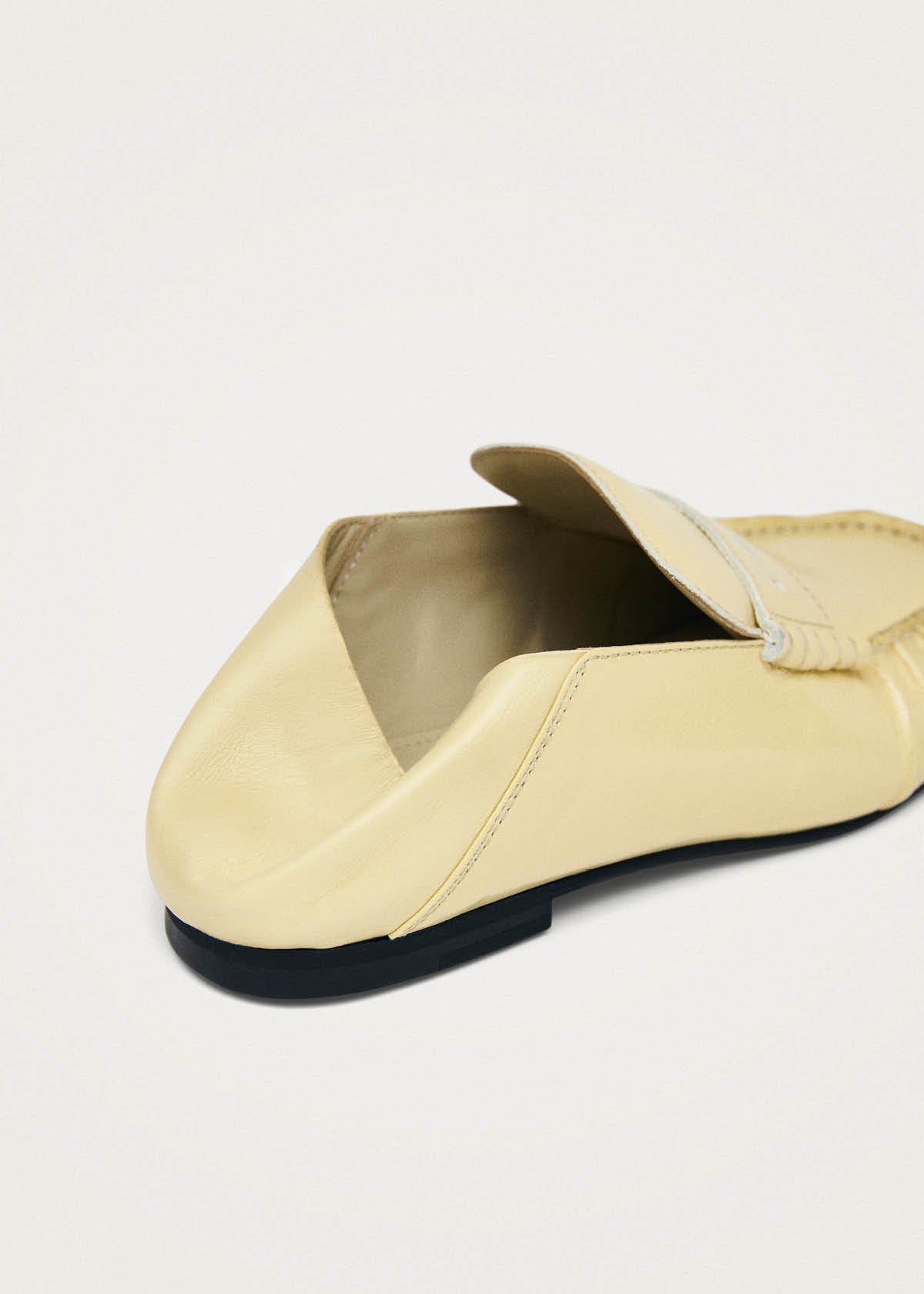 Aven Mule Charol Color Amarillo Pálido Cuero Mocasines