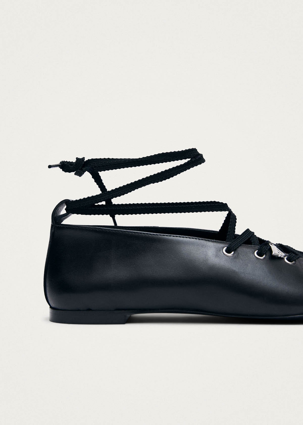 Suna Schwarze Leder-Ballerinas