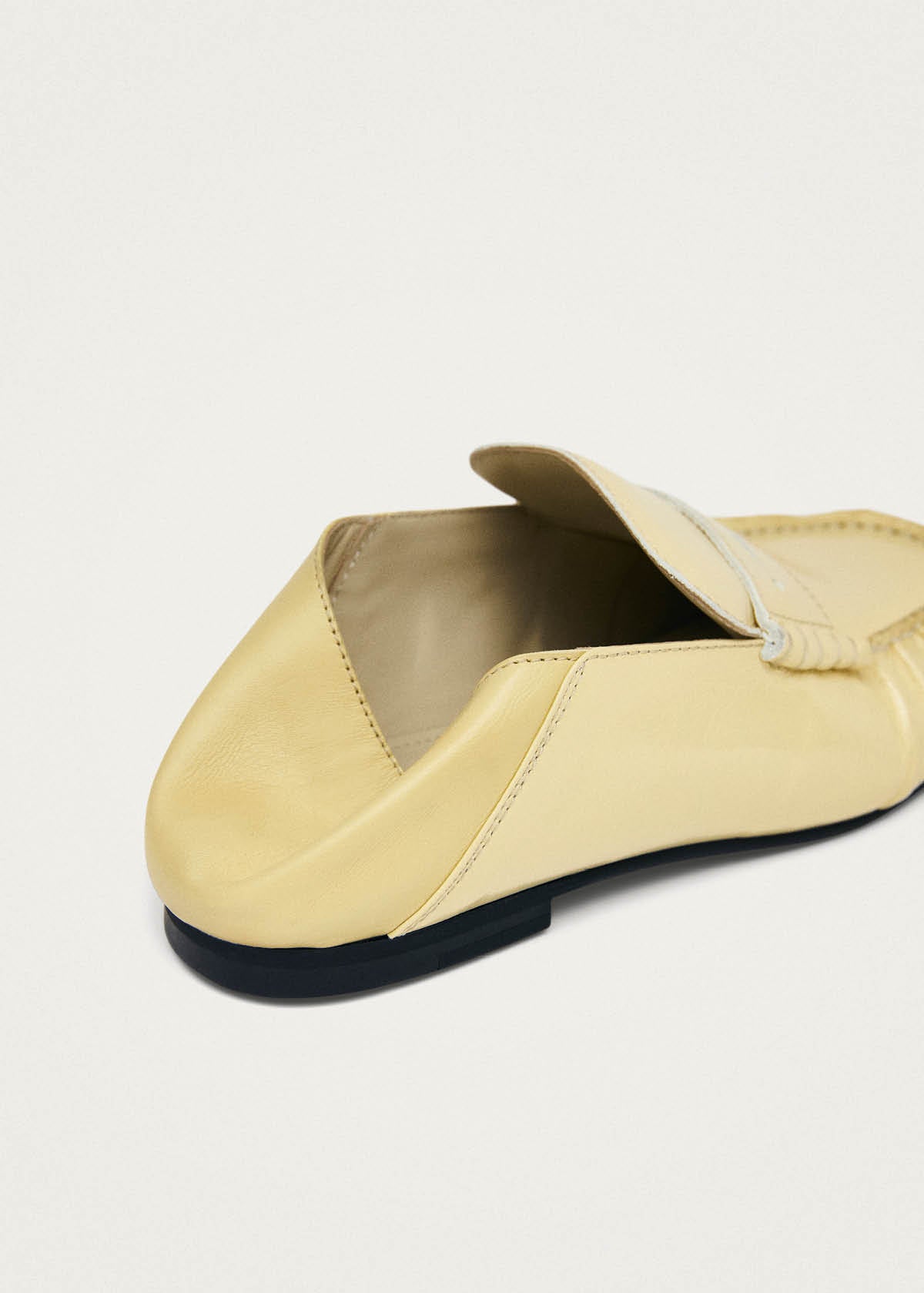 Aven Mule Charol Color Amarillo Pálido Cuero Mocasines