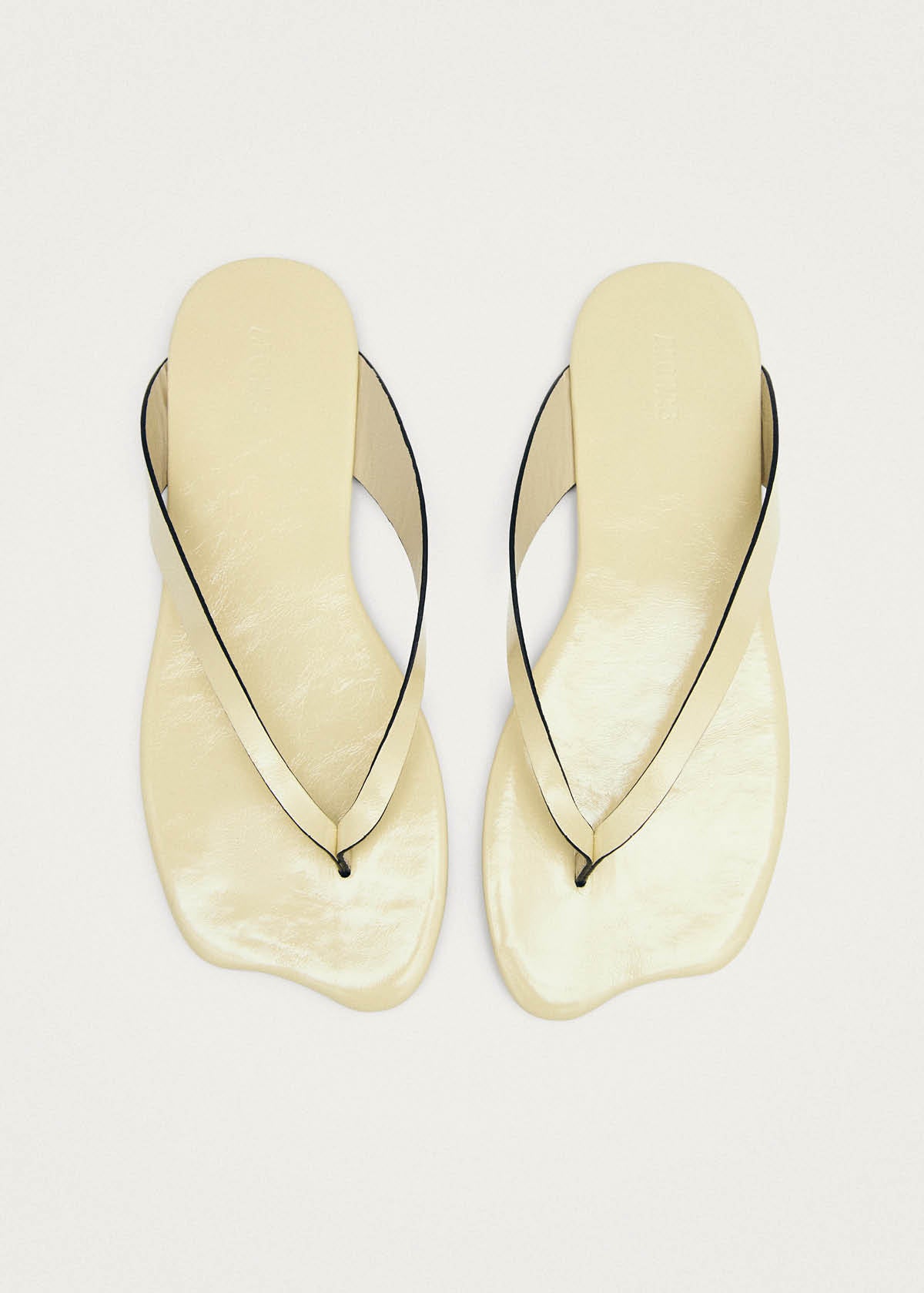 Echo Patente Creme-Leder Sandalen