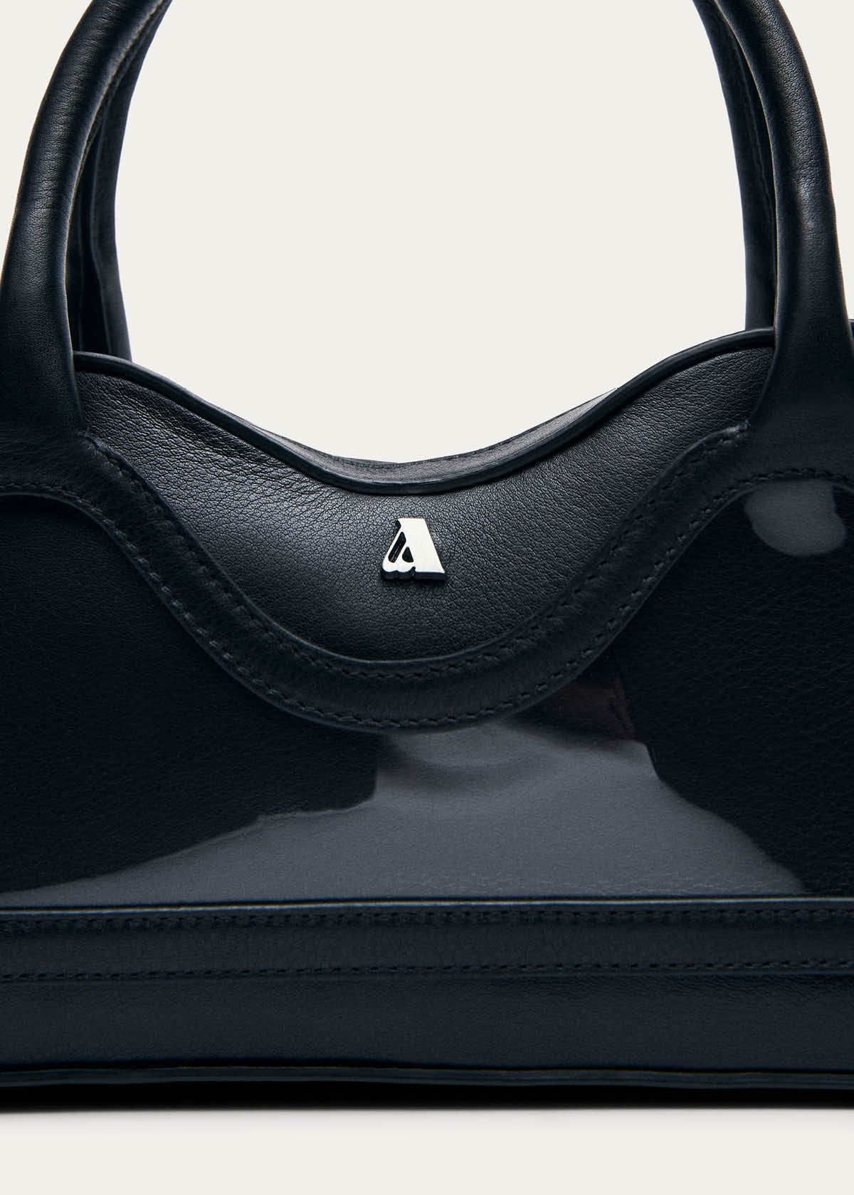 Bolso pequeño Hilma de vinilo negro y cuero