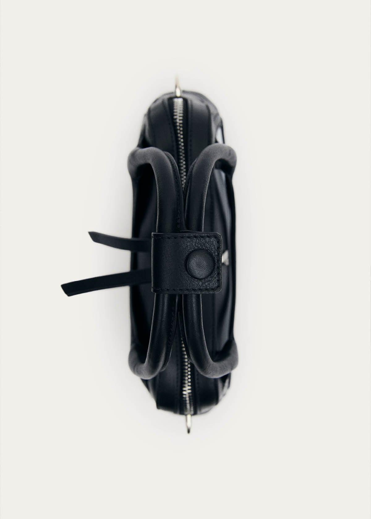 Bolso pequeño Hilma de vinilo negro y cuero