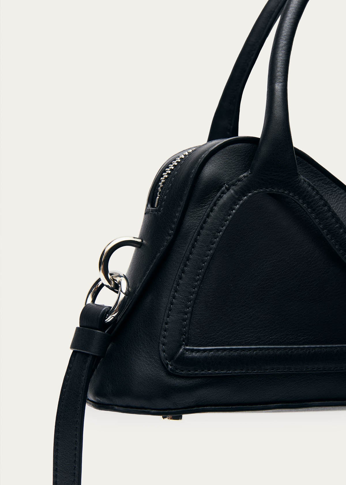 Bolso pequeño Hilma de vinilo negro y cuero