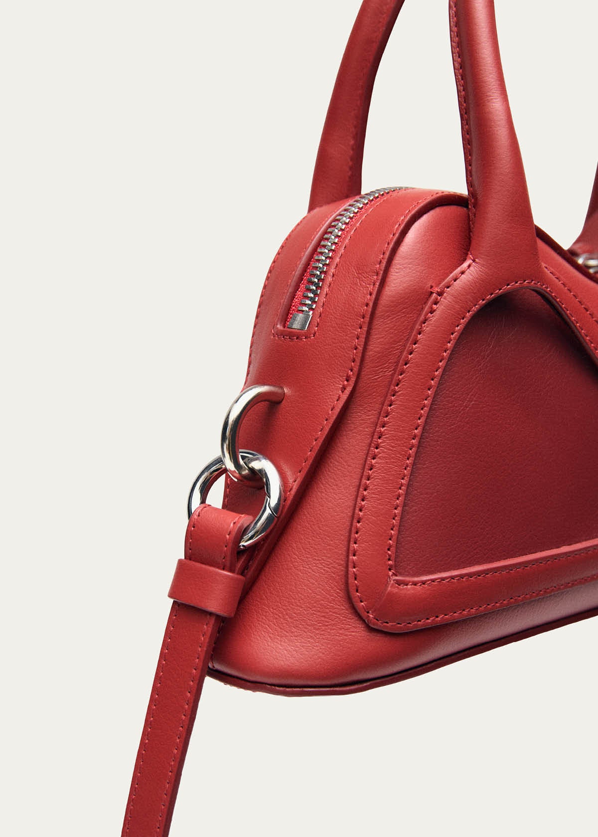 Bolso pequeño Hilma de vinilo rojo con cuero