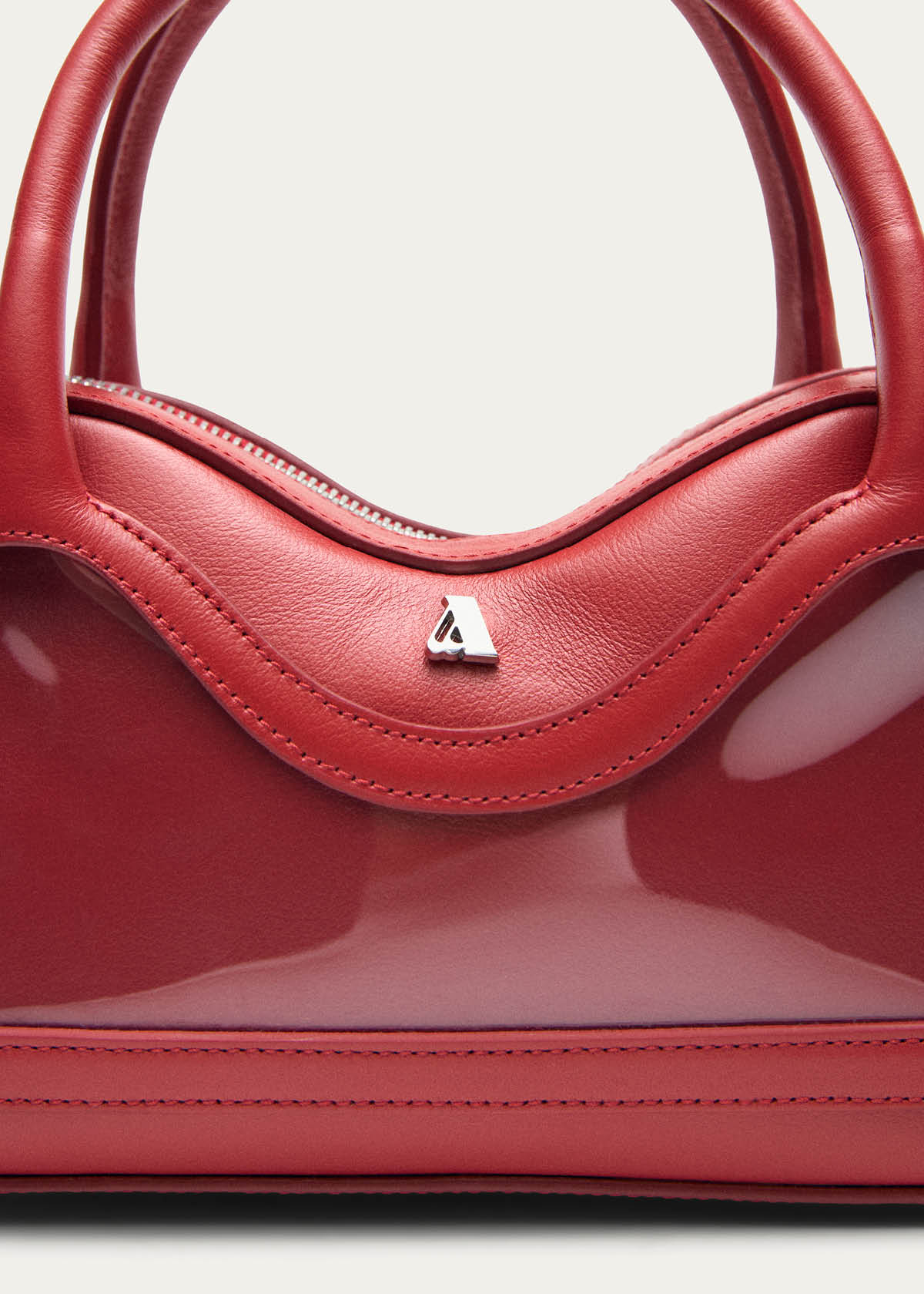 Bolso pequeño Hilma de vinilo rojo con cuero