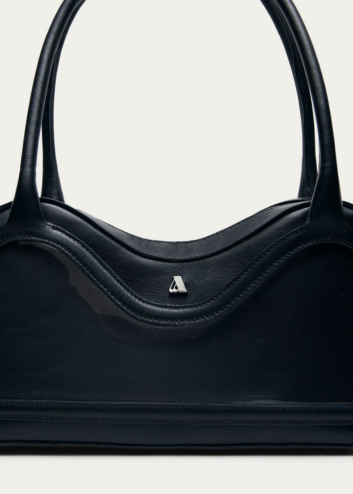 Bolso de cuero negro de vinilo Hilma