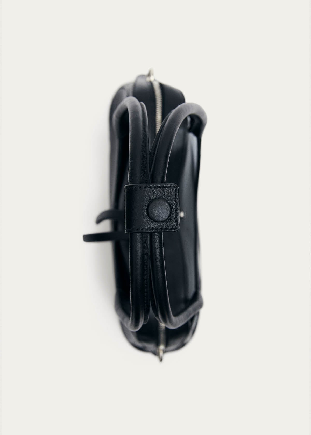 Bolso de cuero negro de vinilo Hilma