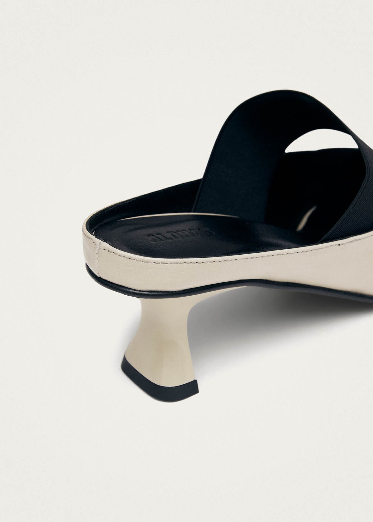 Lokahi Rift Tacones de Cuero Color Crema