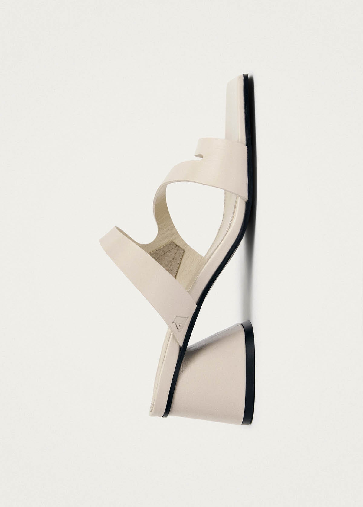 Orielle Rift Creme-Leder Sandalen