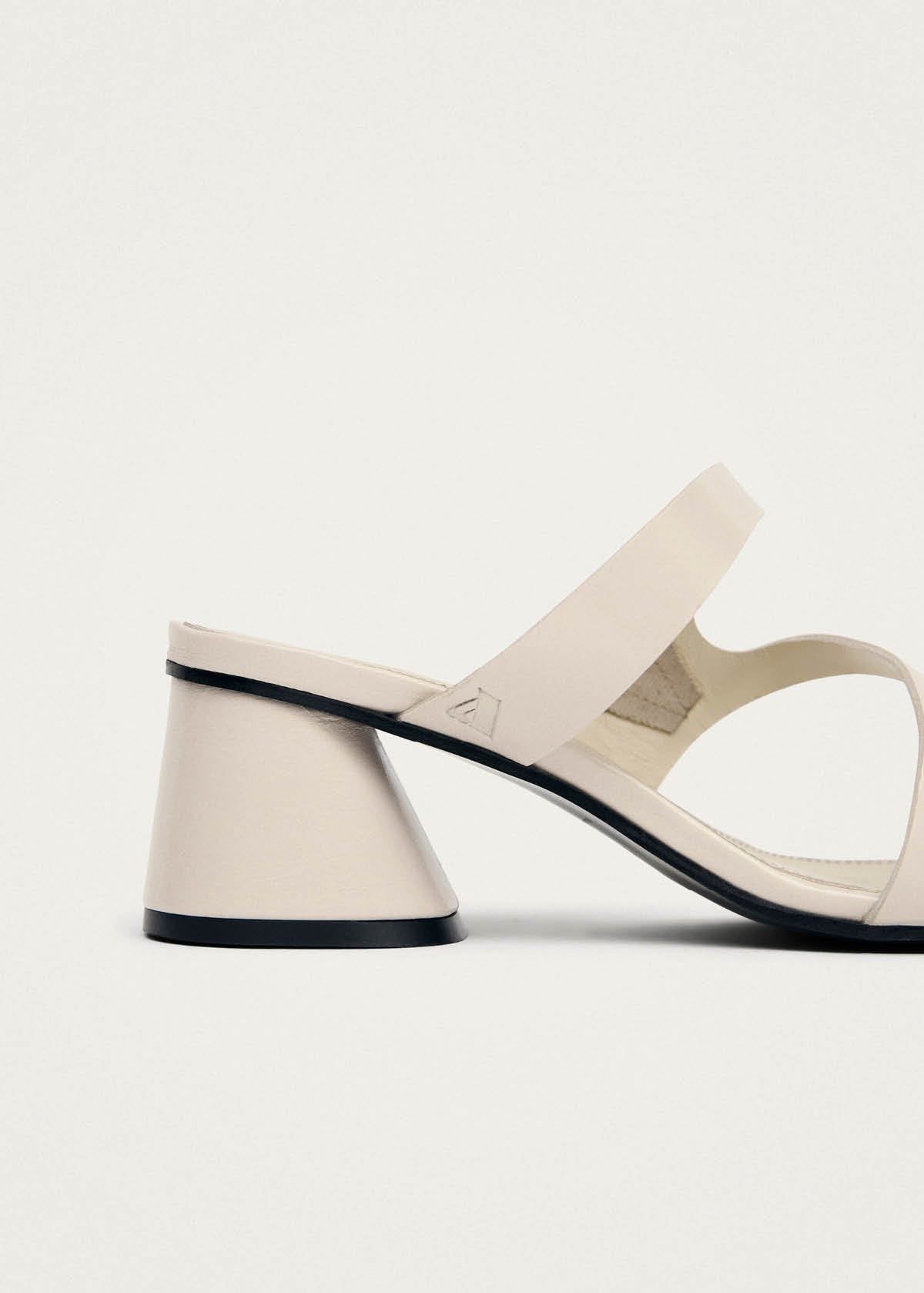 Orielle Rift Creme-Leder Sandalen