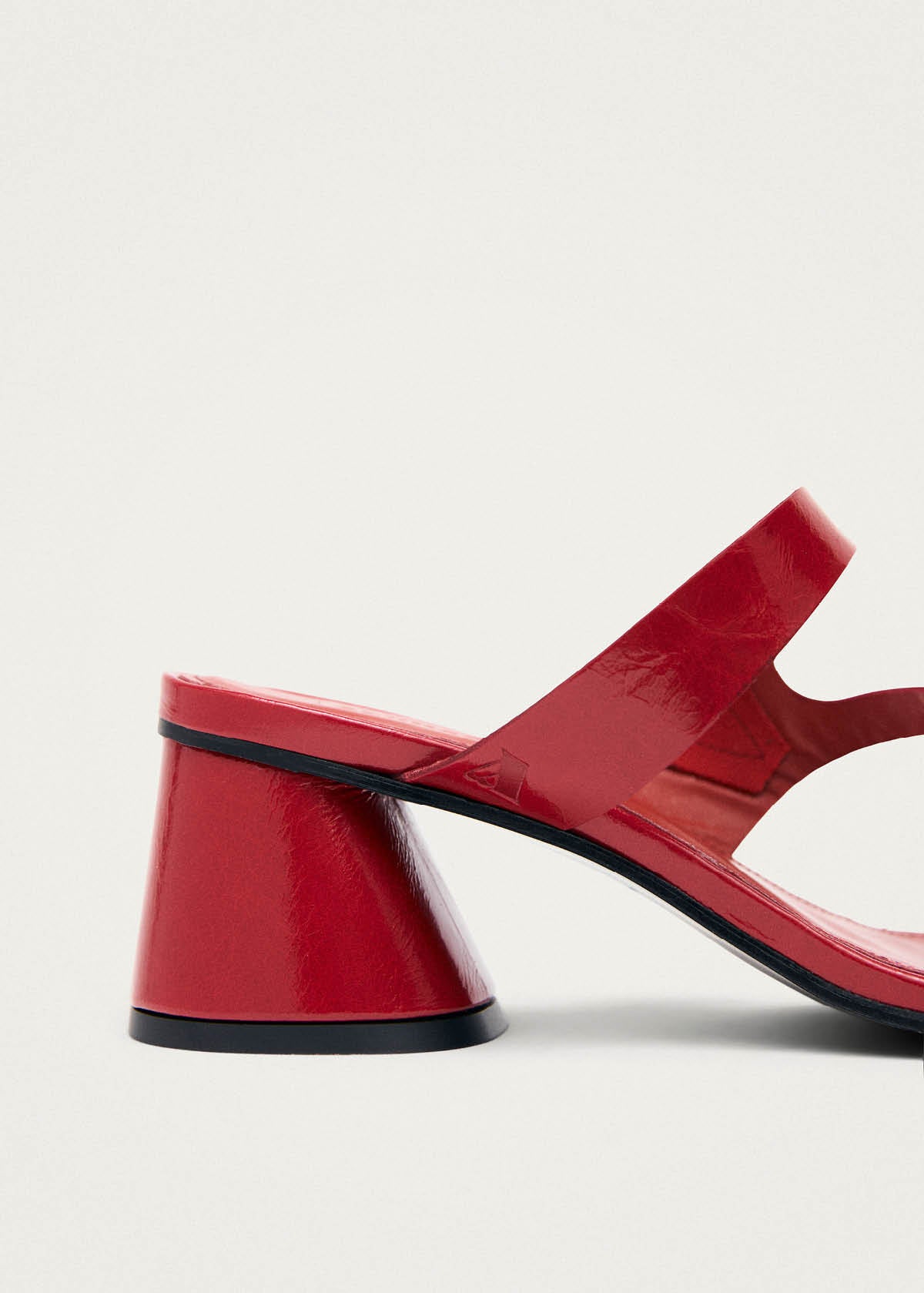 Orielle Rift Rote Leder Sandalen