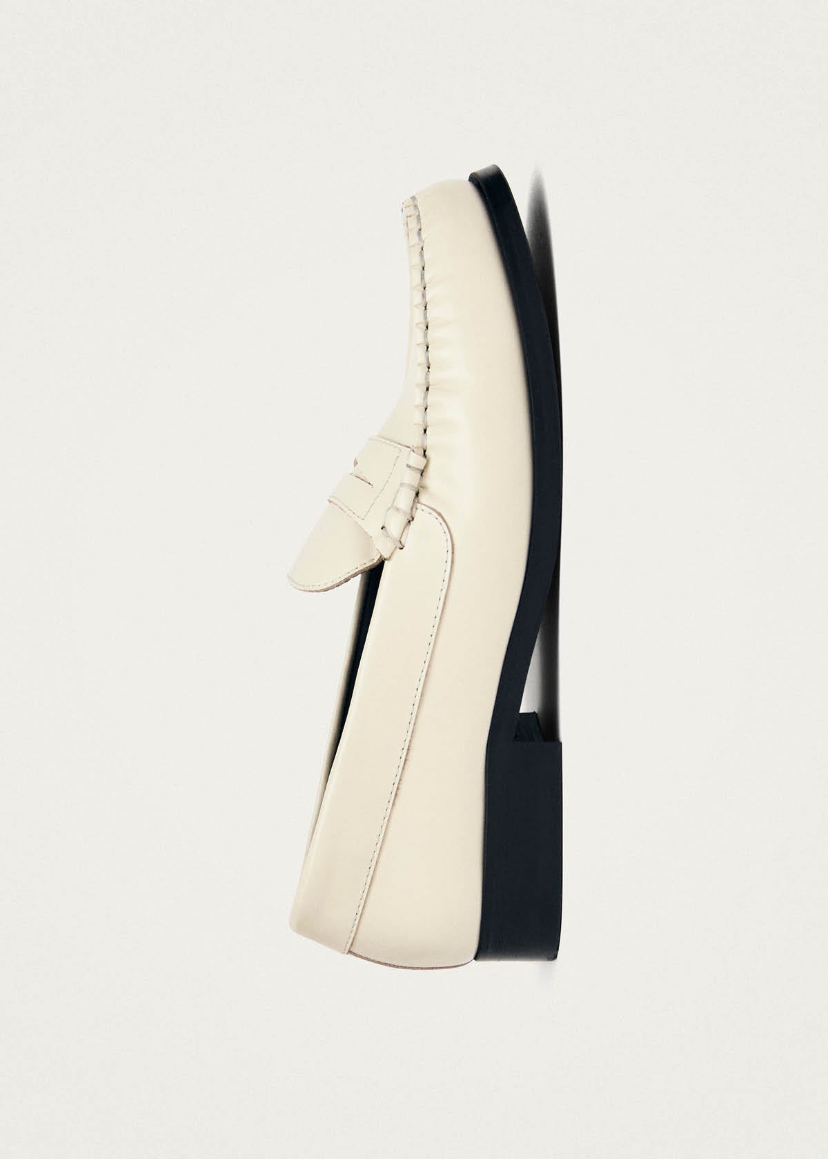 Rivet Zapatos de Cuero Color Crema