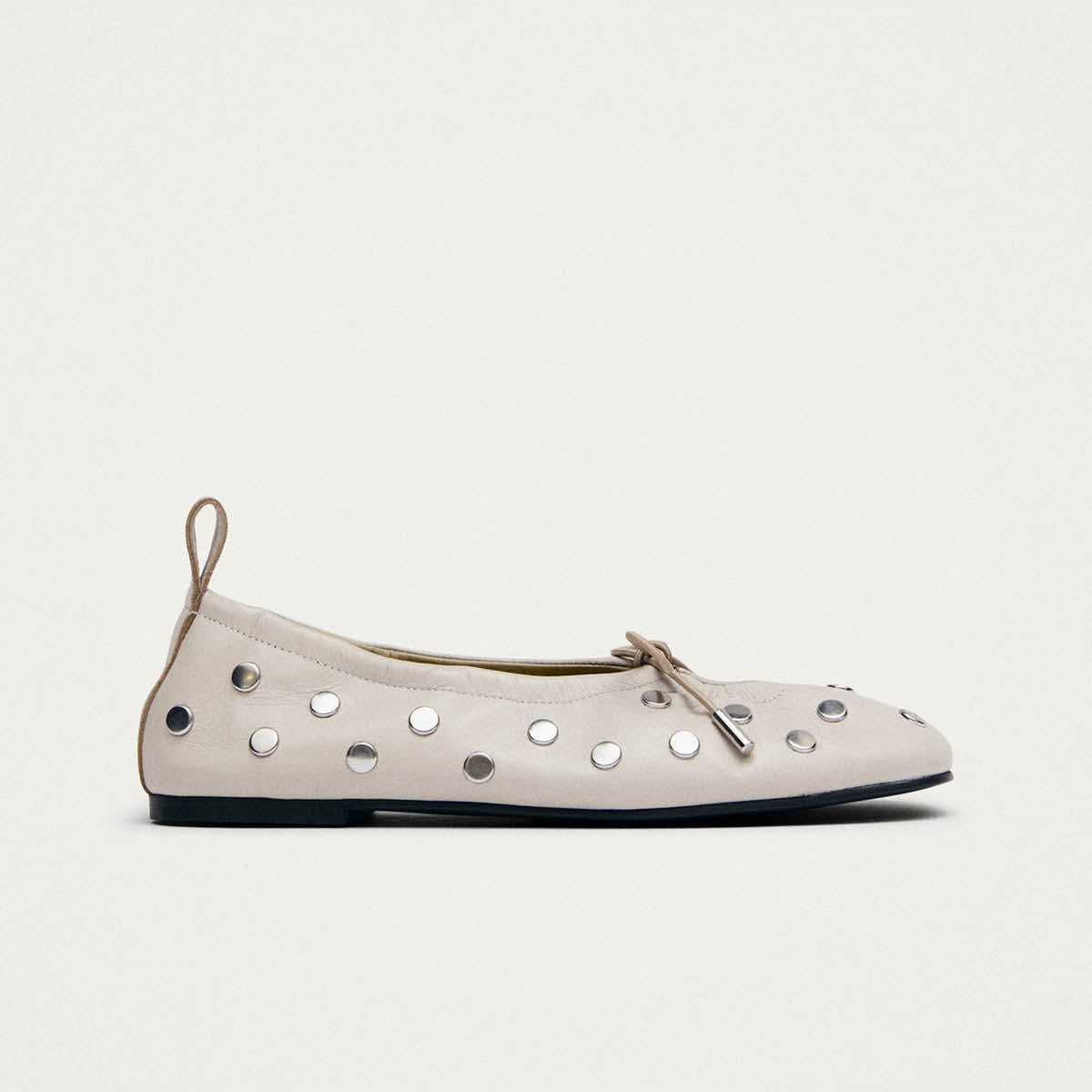 Ballerines Rosalind en cuir crème avec tous les clous