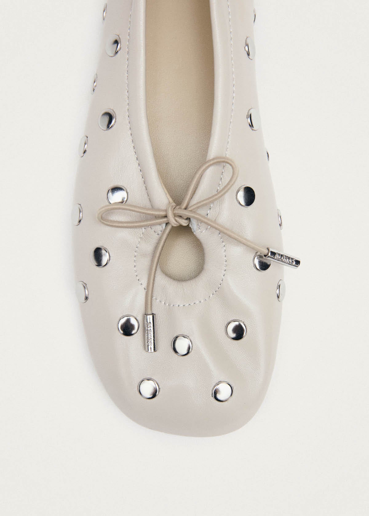 Ballerines Rosalind en cuir crème avec tous les clous