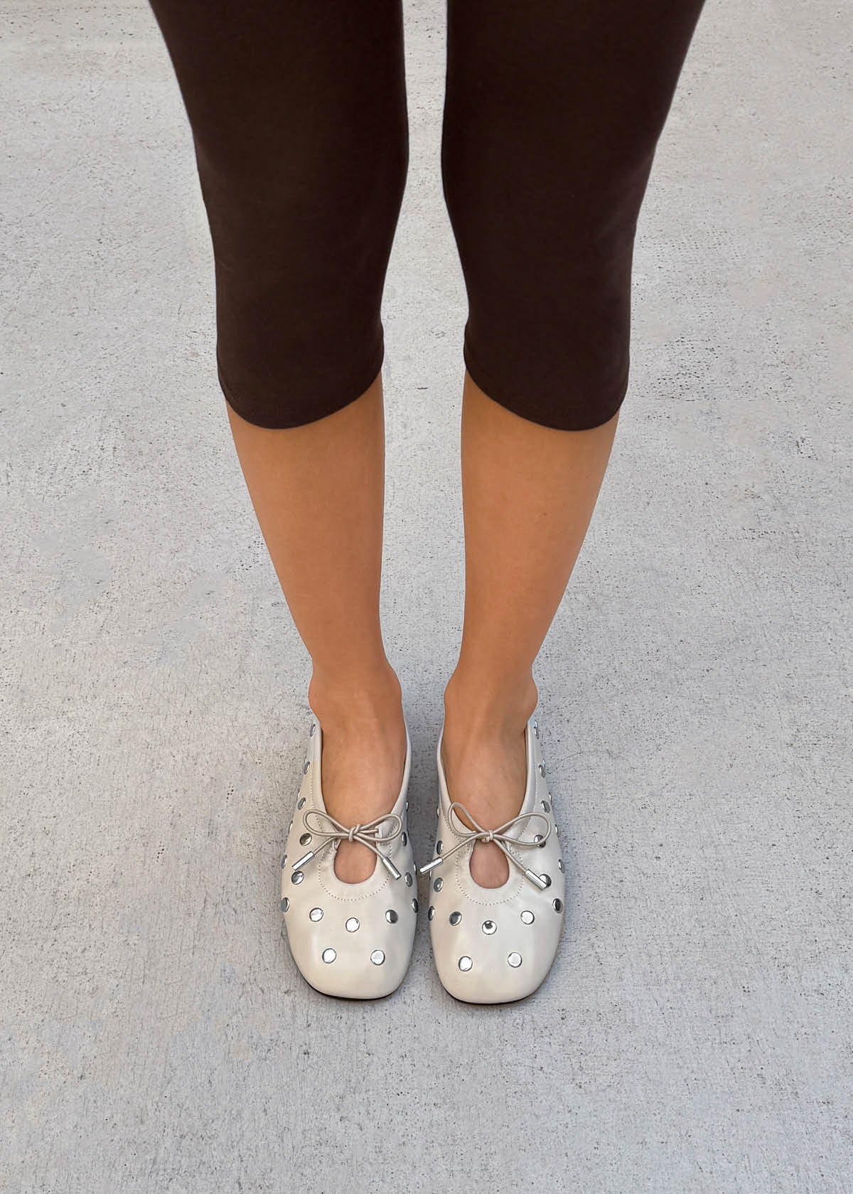 Ballerines Rosalind en cuir crème avec tous les clous
