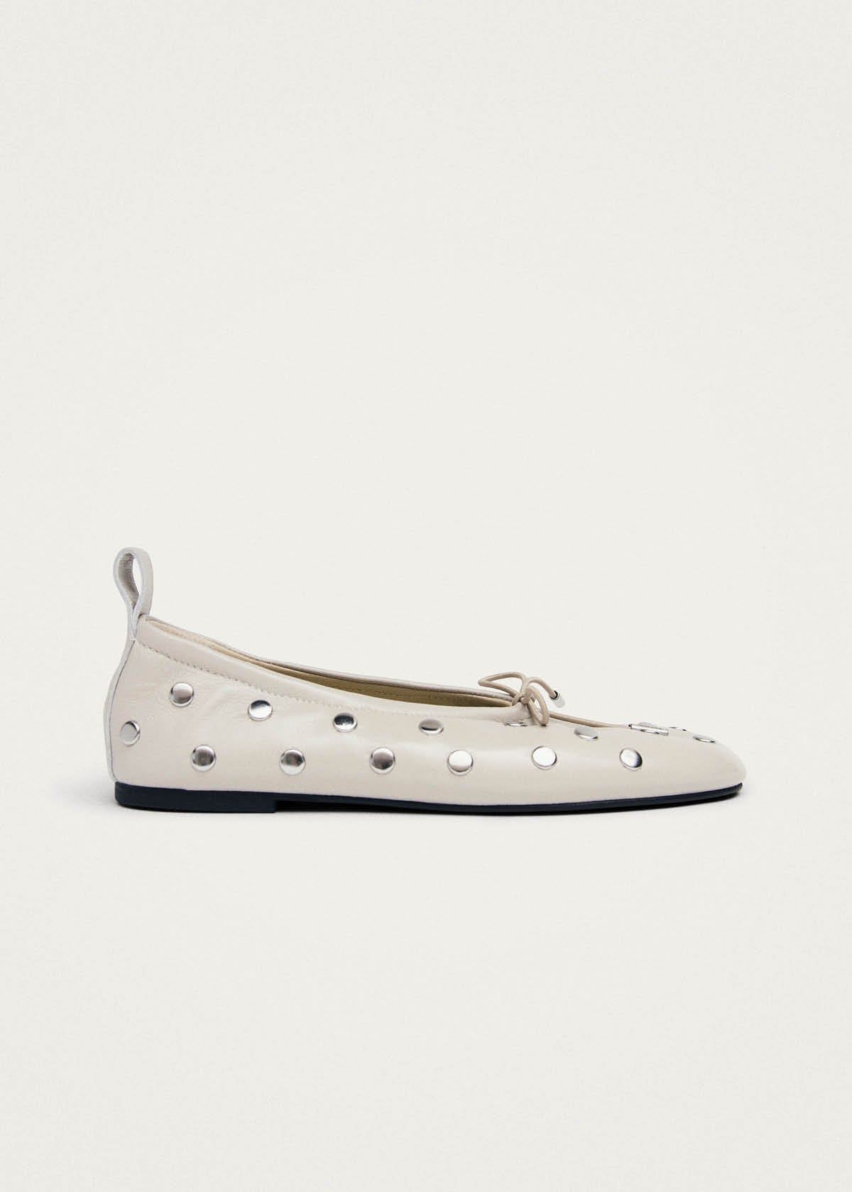 Ballerines Rosalind en cuir crème avec tous les clous