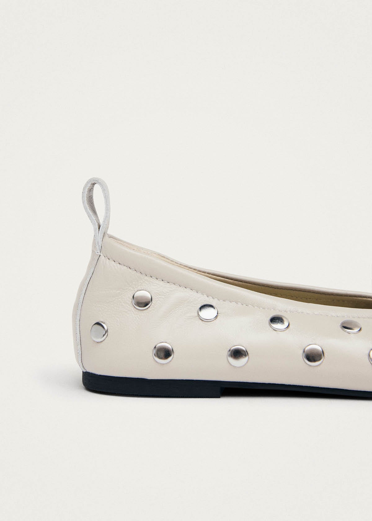 Ballerines Rosalind en cuir crème avec tous les clous