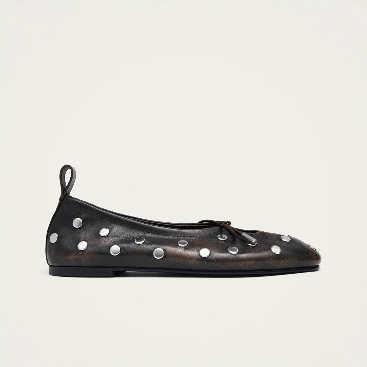 Rosalind All Studs Vintage-Effekt braune Leder Ballerinas