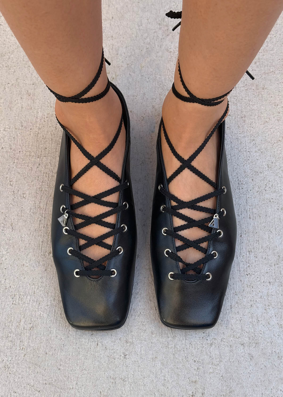 Suna Schwarze Leder-Ballerinas