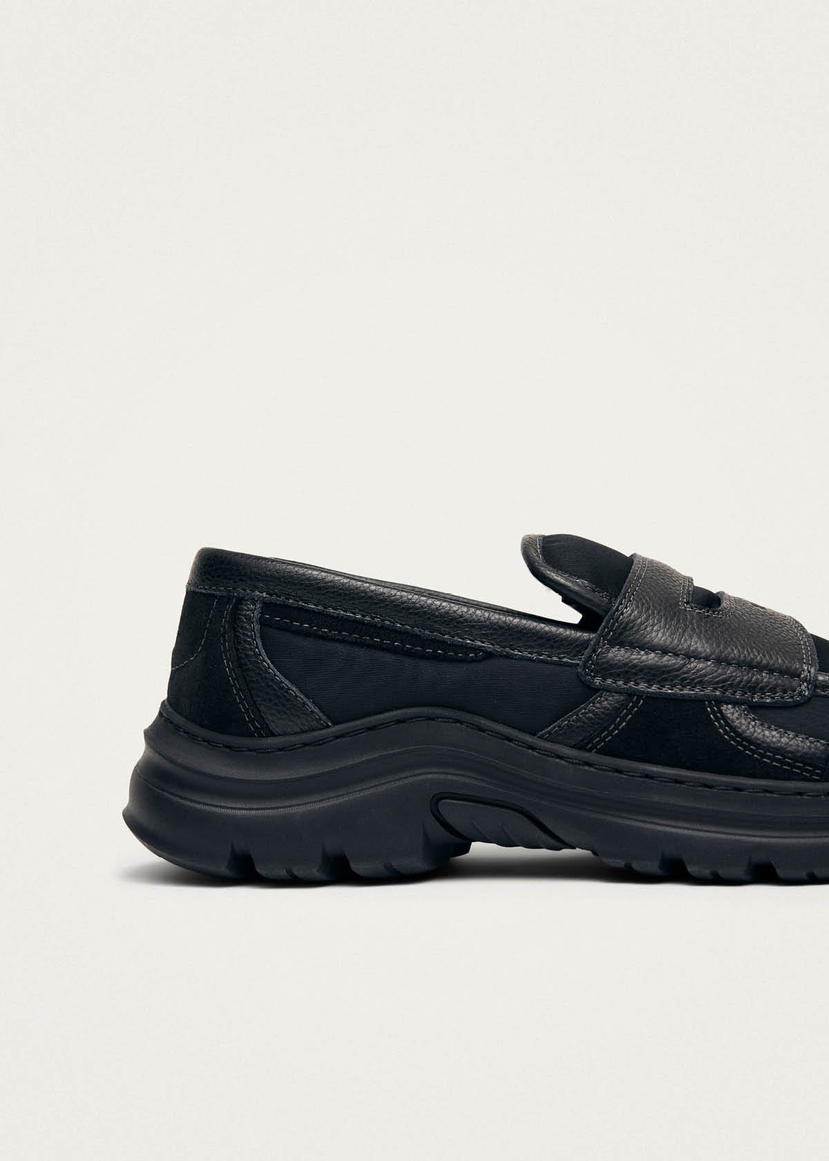 Tb.60 Zapatillas de Cuero Negras