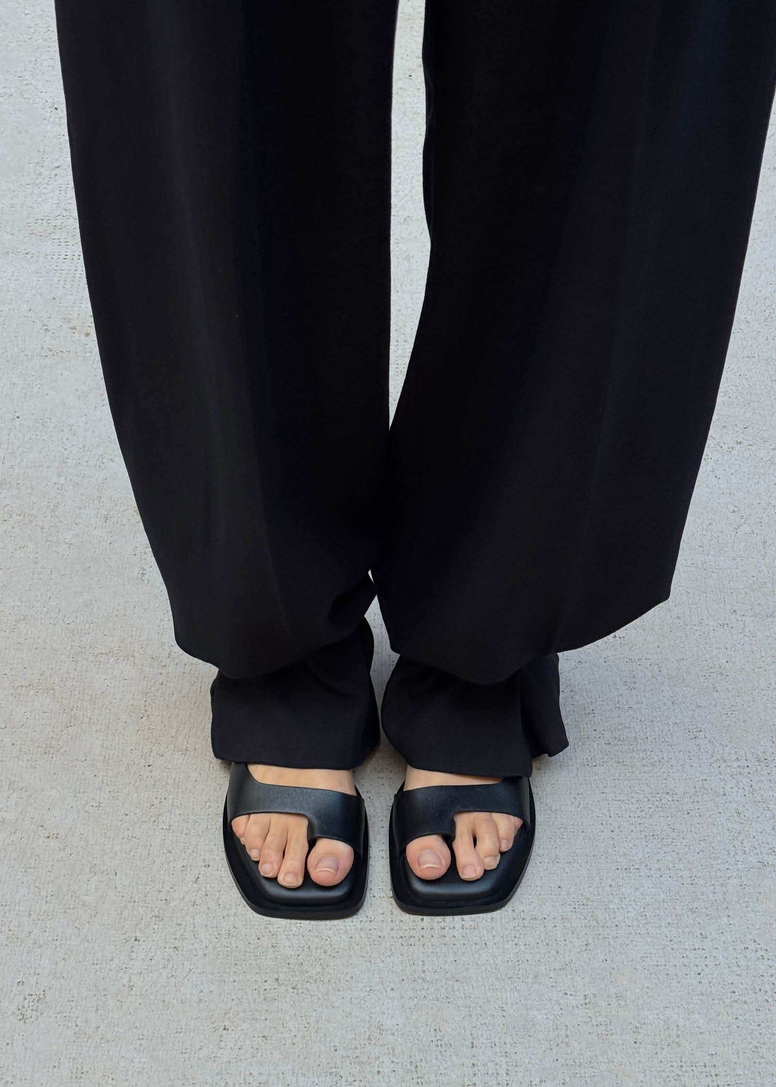 Tebas Black Leather Sandals | ALOHAS