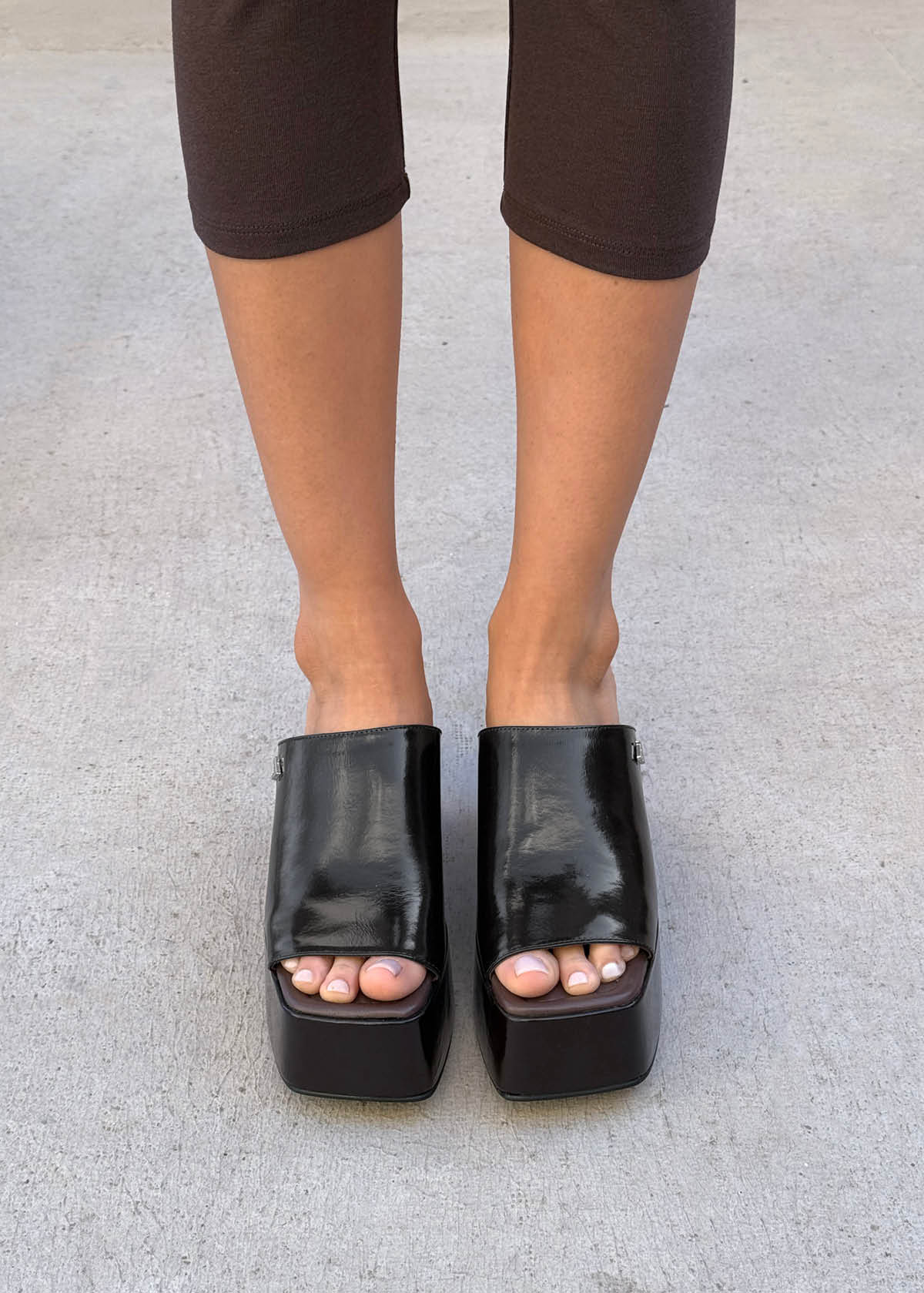 Vale Patent braune Ledersandalen
