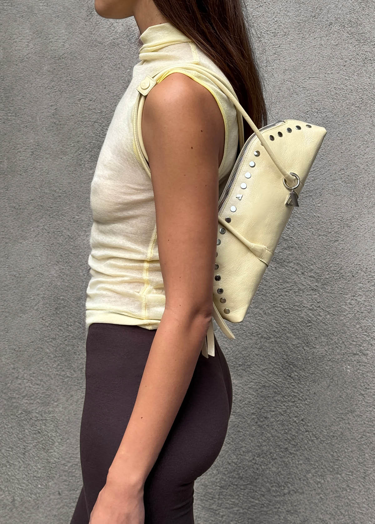 Vera Bolso de Cuero Amarillo Pálido con Efecto Charol y Tachuelas