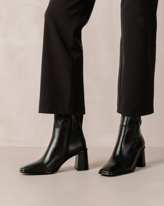 West Vintage Total Black Leather Ankle Boots